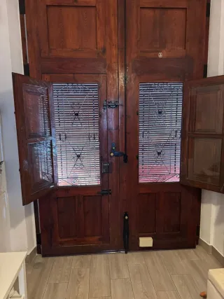 Portón de madera rústico