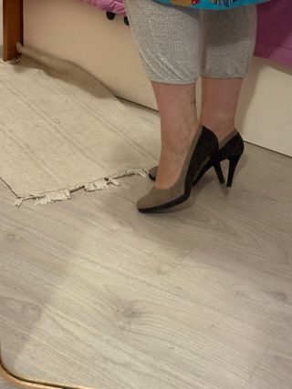 Zapatos de tacón marrón y beige