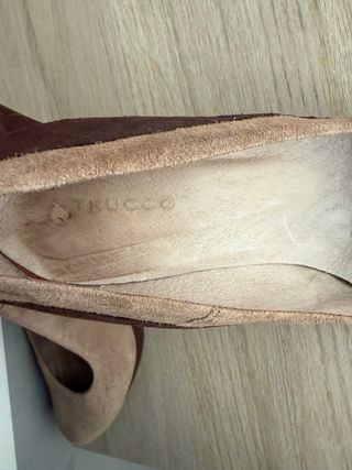 Zapatos de tacón marrón y beige