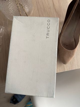 Zapatos de tacón marrón y beige