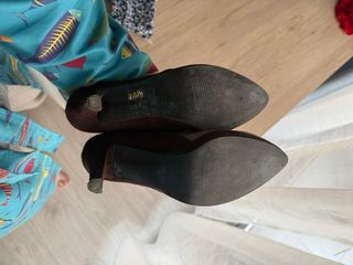 Zapatos de tacón marrón y beige