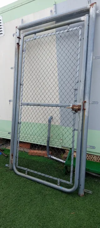Puerta de valla metálica