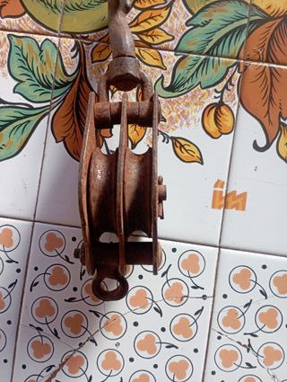 Vecchia puleggia doppia in ghisa
