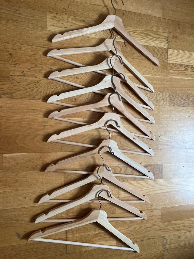 Perchas de madera naturales