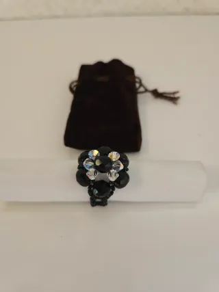 Anillo de bisutería negro con cristales