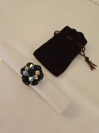 Anillo de bisutería negro con cristales