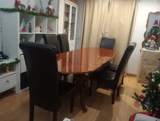 Mesa de comedor ovalada de madera