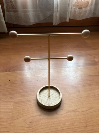 Soporte para joyas dorado y beige