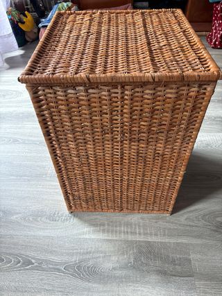 Cesto de mimbre con tapa
