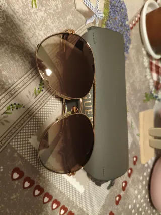 Gafas de sol Guess marrones y doradas de mujer.