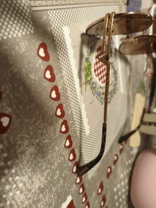 Gafas de sol Guess marrones y doradas de mujer.