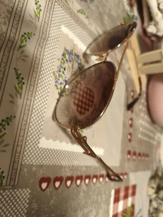 Gafas de sol Guess marrones y doradas de mujer.