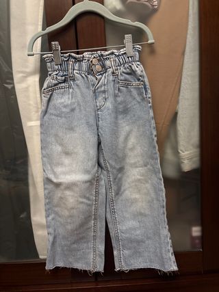Pantalón vaquero niña cintura elástica. Zara.
