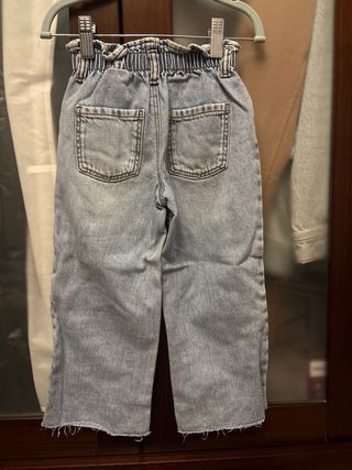 Pantalón vaquero niña cintura elástica. Zara.