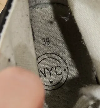 Zapatillas altas NYC de lona negras.