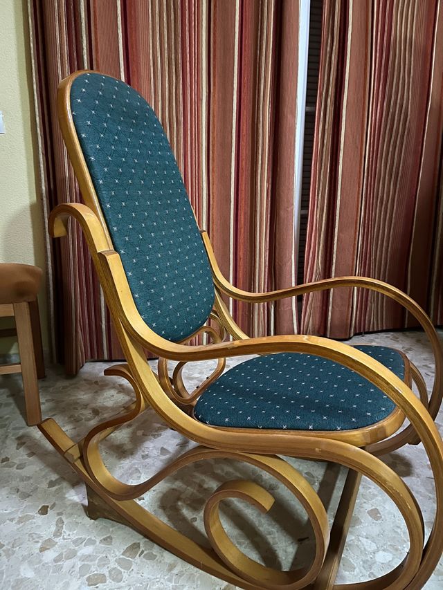 Mecedora balancín de madera y tela