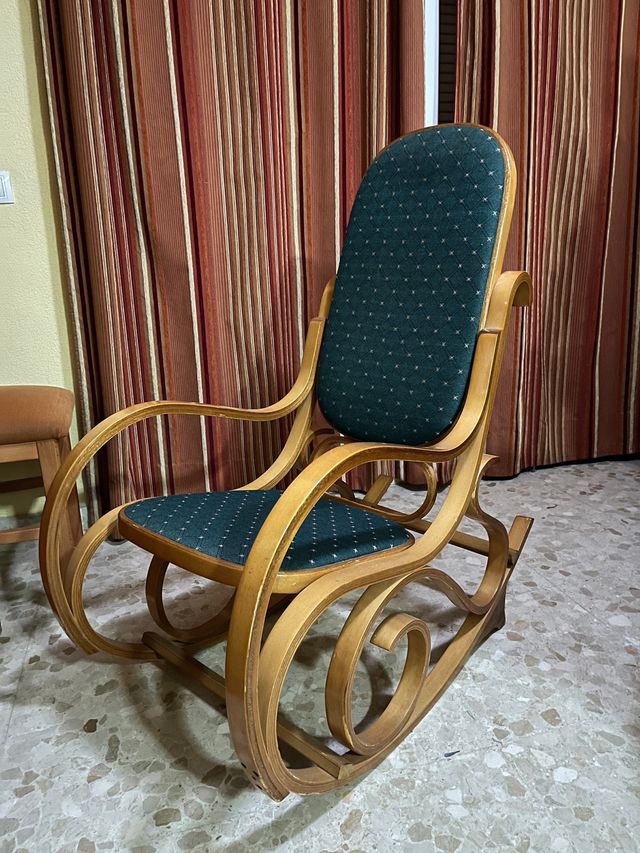 Mecedora balancín de madera y tela