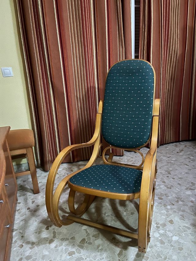 Mecedora balancín de madera y tela