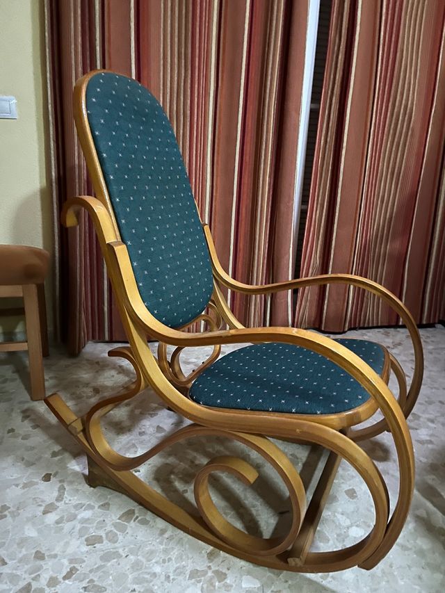 Mecedora balancín de madera y tela