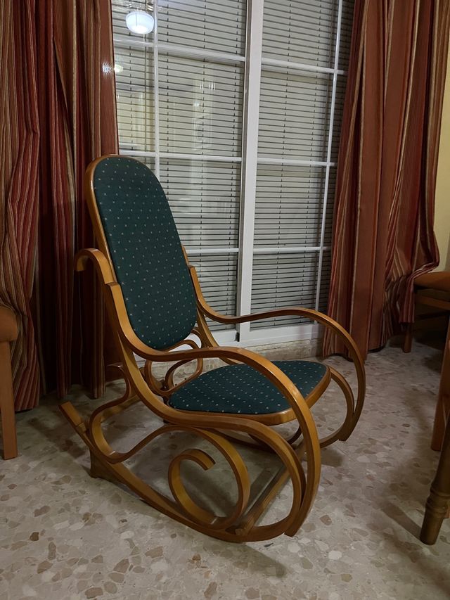 Mecedora balancín de madera y tela