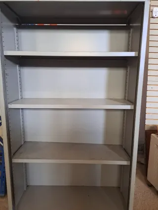Armario, estantería metálica gris.