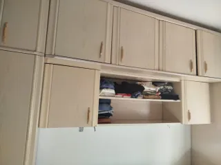 Cama-armario beige y multicolor y escritorio+silla