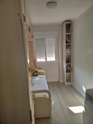 Cama-armario beige y multicolor y escritorio+silla