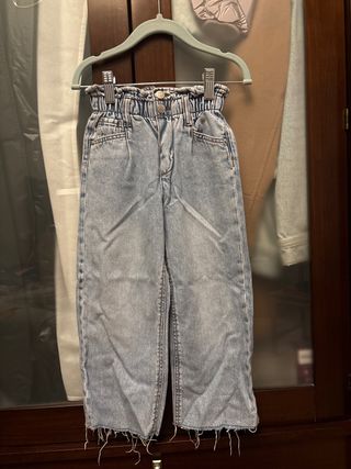 Pantalón vaquero niña cintura elástica. Zara.