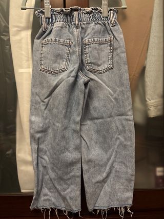 Pantalón vaquero niña cintura elástica. Zara.