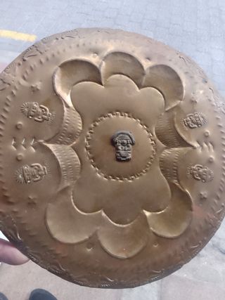 Plato Decorativo hecho de bronce, estilo Azteca.
