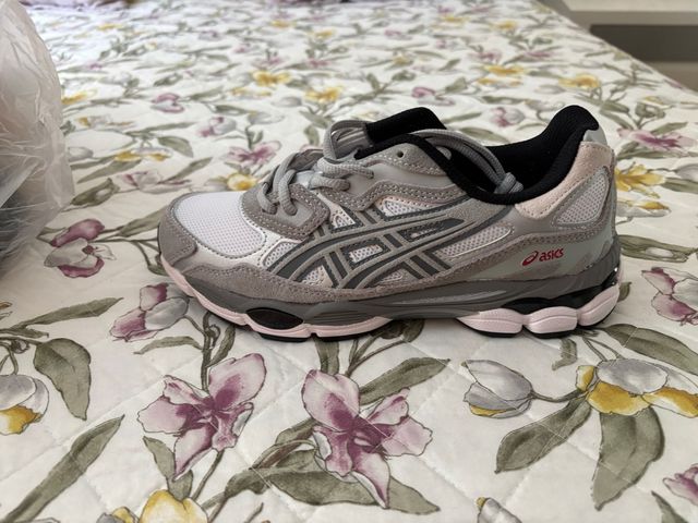 Tenis Asics grises y blanco