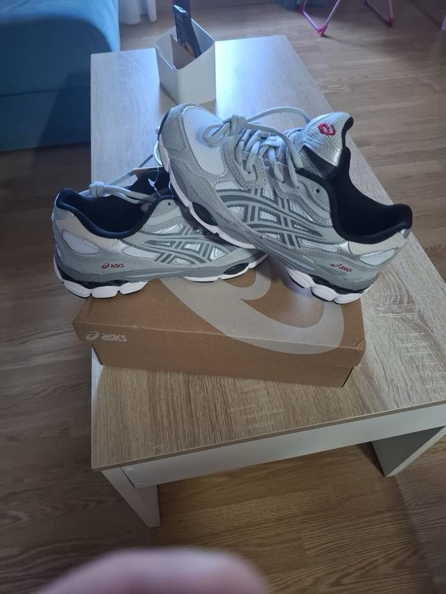 Tenis Asics grises y blanco