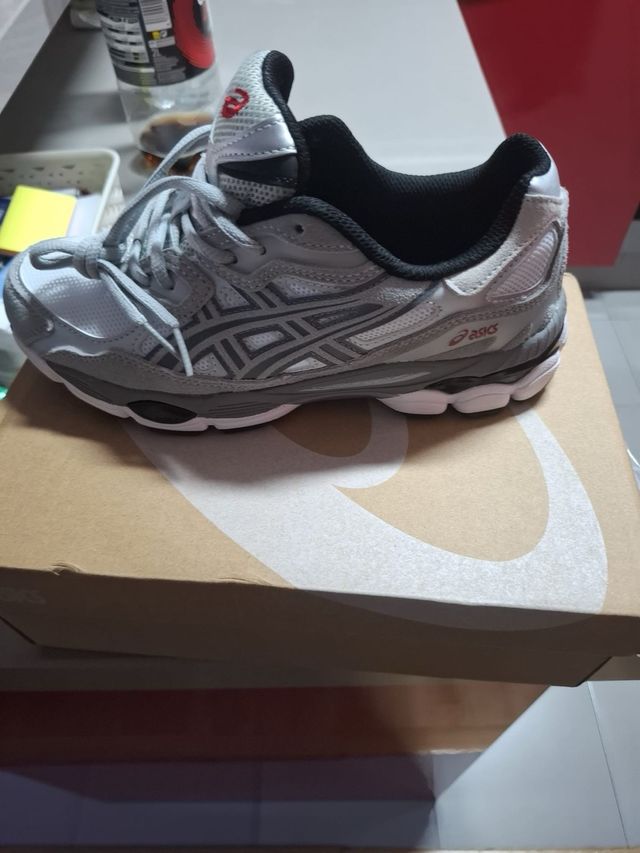 Tenis Asics grises y blanco
