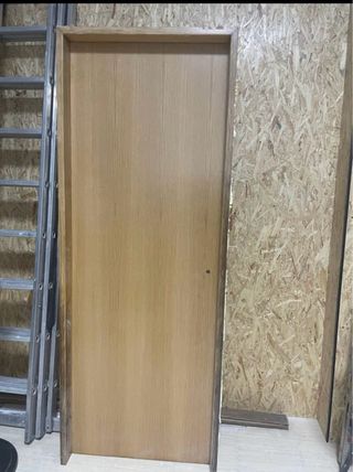 Puerta de madera de interior color roble