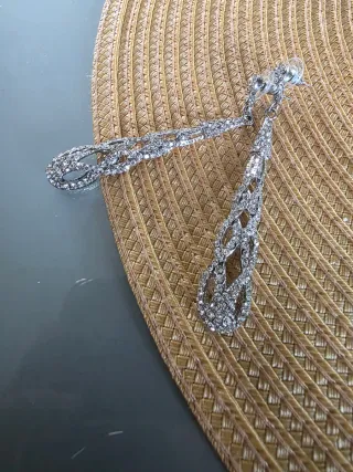 Pendientes largos plateados con pedrería