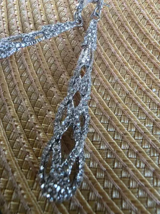 Pendientes largos plateados con pedrería