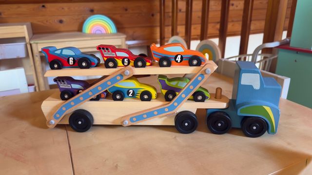 Camión de madera con coches