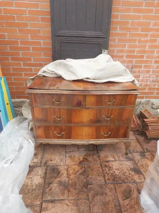 Cómoda antigua de madera con espejo