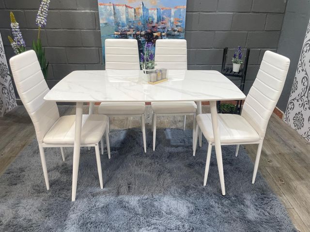 Mesa de comedor blanca con 4 sillas acolchadas