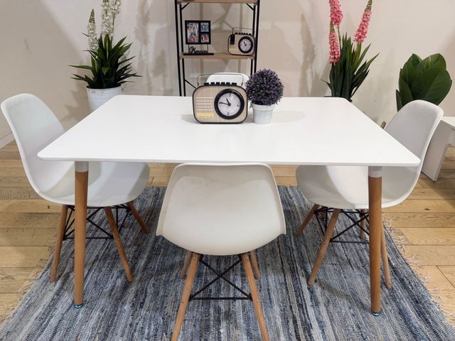 Mesa con 4 sillas nuevas de fábrica