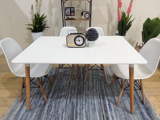 Mesa con 4 sillas nuevas de fábrica