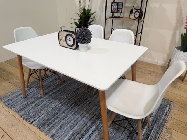 Mesa con 4 sillas nuevas de fábrica