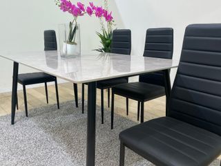 Conjunto de comedor con mesa efecto mármol y sillas en polipiel