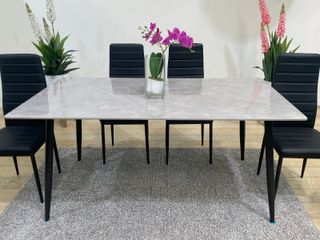 Conjunto de comedor con mesa efecto mármol y sillas en polipiel