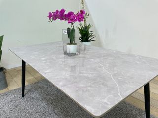 Mesa de Comedor de Cristal Templado con Efecto Mármol y Patas Metálicas