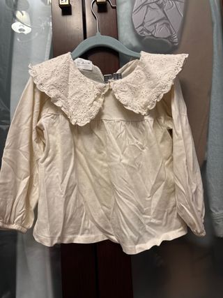 Camiseta niña cuello bordado. Zara.
