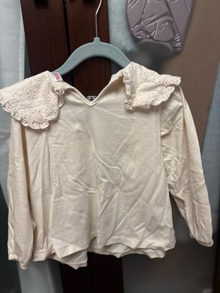 Camiseta niña cuello bordado. Zara.
