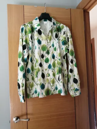 Blusa verde y blanca con estampado de hojas