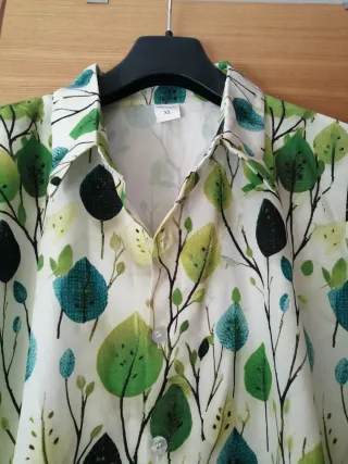 Blusa verde y blanca con estampado de hojas