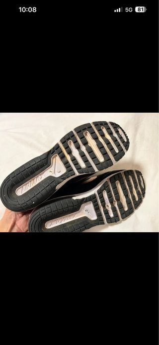 Zapatilla Nike Air Max Negra y Dorada